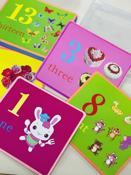 مجموعة كروت تعليمية للأرقام باللغة الإنجليزية مصممة للأطفال